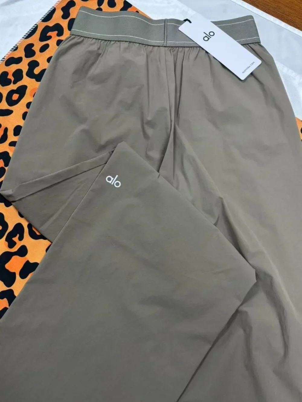Brand new Alo Yoga Suit Up Trouser Olive🍃regular fit 30-inch inseam length 🖤